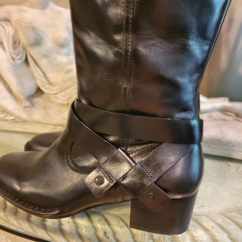 Ugg Bandara Knee High Leather Boots in Black Ugg sn 1095056. #483 - Picture 6 of 14